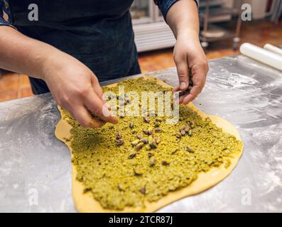 Procédé de boulangerie. Préparation du petit pain sucré ou babka avec de la crème à la pistache Banque D'Images