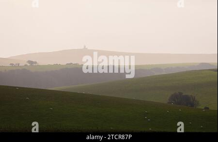 Vue du phare de Belle tout depuis Warren Hill sur les Downs du sud dans l'est du Sussex au sud-est de l'Angleterre Banque D'Images