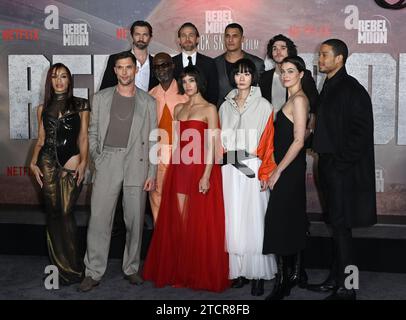 Los Angeles, États-Unis. 13 décembre 2023. LOS ANGELES, ÉTATS-UNIS. 13 décembre 2023 : Cleopatra Coleman, Michiel Huisman, Ed Skrein, Djimon Hounsou, Charlie Hunnam, Sofia Boutella, Staz Nair, FRA Fee, Bae Doona, E. Duffy & Ray Fisher à la première de Rebel Moon - part One : a Child of Fire au TCL Chinese Theatre. Crédit photo : Paul Smith/Alamy Live News Banque D'Images