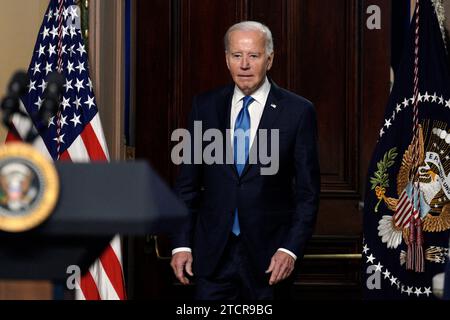 Washington, États-Unis. 14 décembre 2023. Une photo datée du 13 décembre 2023 montre que le président américain Joe Biden arrive pour prononcer une allocution lors de la réunion du Conseil consultatif national sur les infrastructures à la Maison Blanche à Washington, DC, États-Unis. La Chambre des représentants américaine a voté pour officialiser son enquête de destitution du président Joe Biden. Les législateurs ont voté dans le sens du parti pour soutenir une résolution qui, selon les républicains, leur donnera plus de pouvoir pour recueillir des preuves et faire respecter les exigences légales. Photo de Yuri Gripas/ABACAPRESS.COM crédit : Abaca Press/Alamy Live News Banque D'Images