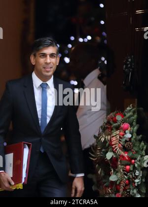 Londres, Royaume-Uni, le 13 décembre 2023, le Premier ministre britannique Rishi Sunak quitte le 10 Downing Street pour assister aux dernières questions du Premier ministre du PMQ pour l'année au Parlement. Crédit : Uwe Deffner / Alamy Live News. Banque D'Images