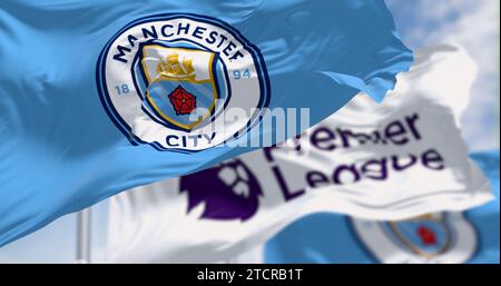 Manchester, Royaume-Uni, 10 2023 septembre : les drapeaux de Manchester City et de la Premier League brandissent ensemble par temps clair. Illustratif éditorial illustration 3d rend Banque D'Images
