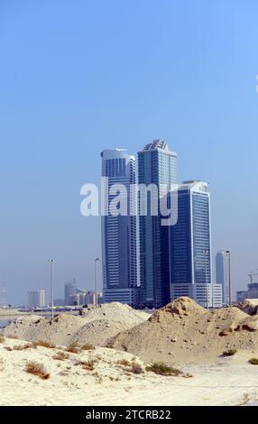 L'horizon urbain changeant de Sharjah, Émirats arabes Unis. Banque D'Images