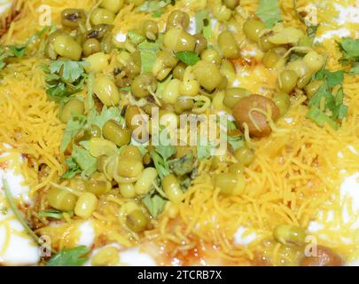 Une assiette de Dahi Puri servi avec servi avec Sev sur le dessus. Banque D'Images