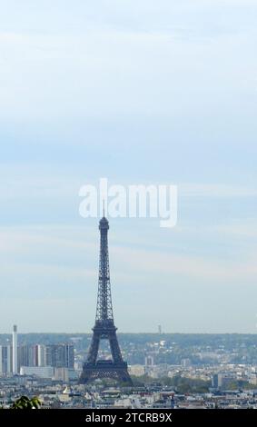 La Tour Eiffel vue de Montmartre à Paris, France. Banque D'Images