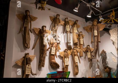 Une exposition d'anges de Noël en bois faits à la main en vente au marché infiltré de Christiania, une ancienne caserne de l'armée, et colonie Hippy est une commune i. Banque D'Images