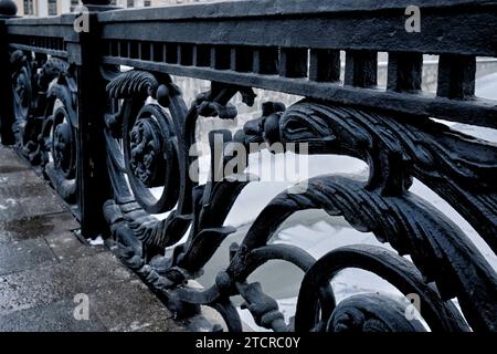 Clôtures en fonte élaborées sur le pont Maly Kamenny. Moscou, Russie. Banque D'Images