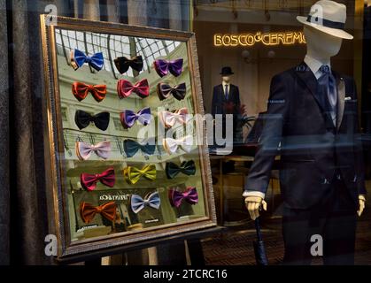 Collection colorée de noeuds papillon haut de gamme exposés en vitrine dans le passage Petrovsky, un centre commercial de luxe à Moscou, en Russie. Banque D'Images
