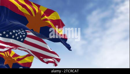 Drapeaux de l'Arizona et des États-Unis agitant dans le vent par temps clair. L'Arizona est un État du sud-ouest des États-Unis. Etat fédéré AMÉRICAIN. illustration 3d réf Banque D'Images