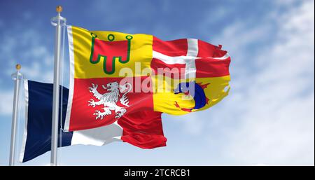 Auvergne-Rhône-Alpes et drapeaux nationaux français brandissant par temps clair. Auvergne-Rhone-Alpes est une des régions de France. rendu d'illustration 3d. RIP Banque D'Images