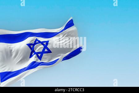 Drapeau national de l'État d'Israël brandissant par temps clair. Étoile bleue de David au centre, flanquée de deux bandes bleues horizontales sur un fond blanc. 3d ill Banque D'Images