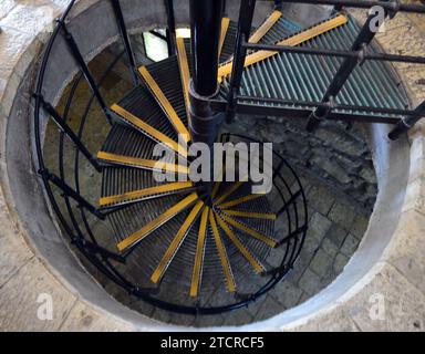 Un escalier en colimaçon menant au tunnel Siloam à Jérusalem-est. Banque D'Images