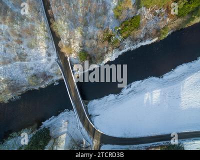 Vue aérienne hivernale d'un pont routier à voie unique sur la rivière Carron près d'Ardgay dans les Highlands écossais de Sutherland, Écosse, Royaume-Uni Banque D'Images