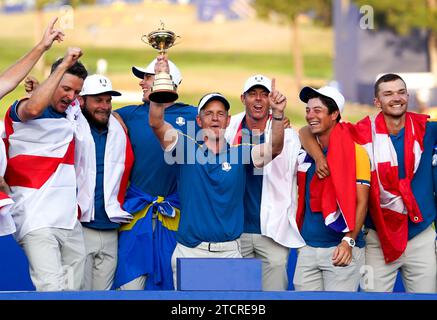 Photo de dossier datée du 01-10-2023 du capitaine de Team Europe Luke Donald lève le Trophée Ryder Cup après que l'Europe a repris la Ryder Cup après la victoire sur les États-Unis. Luke Donald a été annoncé comme capitaine de l'Europe pour la Ryder Cup 2025 à Bethpage Black à New York. Date de publication : jeudi 14 décembre 2023. Banque D'Images