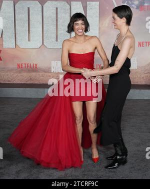 (G-D) Sofia Boutella et E. Duffy à la LUNE REBELLE DE Netflix - première PARTIE : un ENFANT DU FEU Los Angeles présenté au TCL Chinese Theatre à Hollywood, CA le mercredi 13 décembre 2023. (Photo de Sthanlee B. Mirador/Sipa USA) Banque D'Images