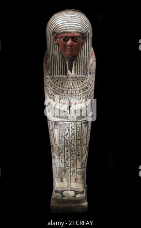 Keref momie poitrine.Bois.Thèbes Egypte.26e dynastie.les quatre fils Horus ont protégé la momie enfant dans ce cercueil. Banque D'Images