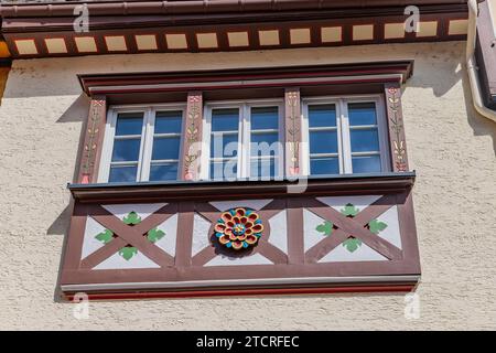 Cochem, Allemagne, 8 août 2023 : fenêtre allemande typique sur une maison à colombages, à Cochem, Allemagne Banque D'Images