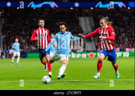 Madrid, Espagne. 13 décembre 2023. Felipe Anderson du Latium vu en action contre Mario Hermoso et Caglar Soyuncu de l'Atletico Madrid lors du match de football de Ligue des Champions entre l'Atletico Madrid et le Latium au Metropolitano Stadium de Madrid, Espagne. Crédit : Agence photo indépendante/Alamy Live News Banque D'Images