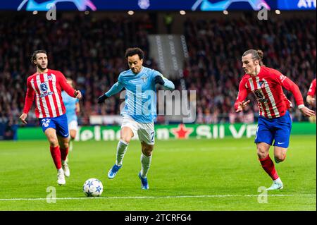 Madrid, Espagne. 13 décembre 2023. Felipe Anderson du Latium vu en action contre Mario Hermoso et Caglar Soyuncu de l'Atletico Madrid lors du match de football de Ligue des Champions entre l'Atletico Madrid et le Latium au Metropolitano Stadium de Madrid, Espagne. Crédit : Agence photo indépendante/Alamy Live News Banque D'Images