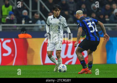 Milan, Italie. 12 décembre 2023. Takefusa Kubo de Real Sociedad de Futbol concourt pour le ballon avec Takefusa Kubo de Real Sociedad de Futbol lors de la phase de groupes de l'UEFA Champions League 2023/24 - match de football du groupe D entre le FC Internazionale et la Real Sociedad de Futbol au stade Giuseppe Meazza, Milan, Italie, le 12 décembre, 2023 crédit : Agence photo indépendante/Alamy Live News Banque D'Images
