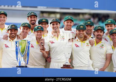 Photo de dossier datée du 31-07-2023 du capitaine australien Pat Cummins et de ses coéquipiers célèbrent avec l'urne après avoir conservé les cendres au Kia Oval de Londres. L'Australie a conservé les Ashes après une série serrée, l'Angleterre faisant face à des questions sur son style de jeu gung-ho, mais se battant pour le match nul 2-2 après avoir perdu les deux premiers matchs. Date de publication : jeudi 14 décembre 2023 Banque D'Images