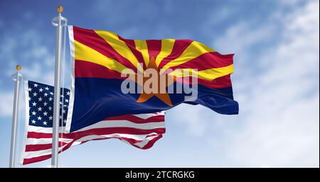 Drapeaux de l'Arizona et des États-Unis agitant dans le vent par temps clair. L'Arizona est un État du sud-ouest des États-Unis. Etat fédéré AMÉRICAIN. illustration 3d réf Banque D'Images