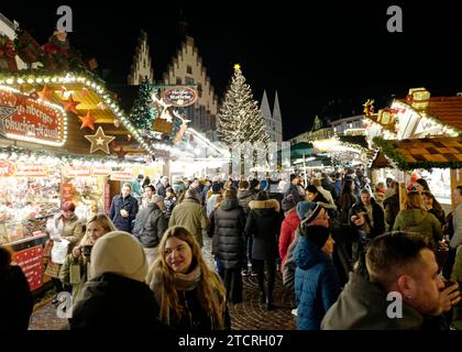 13.12.2023 Frankfurt Impressionen auf dem Frankfurter Weihnachtsmarkt vor dem Römer mit Weihnachtsbaum Sonny - eine Rotfichte aus dem Sauerland Francfort main Hessen Deutschland *** 13 12 2023 Frankfurt impressions au marché de Noël de Francfort devant le Römer avec sapin de Noël Sonny une épinette rouge du Sauerland Frankfurt main Hessen Allemagne Banque D'Images