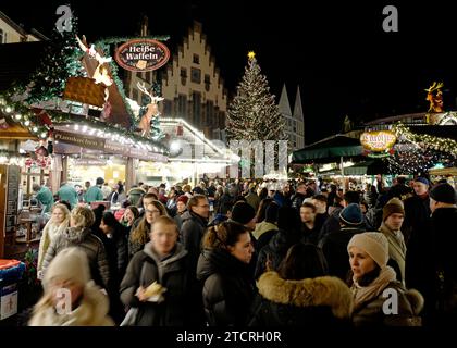 13.12.2023 Frankfurt Impressionen auf dem Frankfurter Weihnachtsmarkt vor dem Römer mit Weihnachtsbaum Sonny - eine Rotfichte aus dem Sauerland Francfort main Hessen Deutschland *** 13 12 2023 Frankfurt impressions au marché de Noël de Francfort devant le Römer avec sapin de Noël Sonny une épinette rouge du Sauerland Frankfurt main Hessen Allemagne Banque D'Images