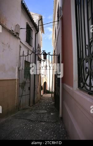 Rue pavée étroite et façades de la ville de Ronda, Malaga, Espagne Banque D'Images