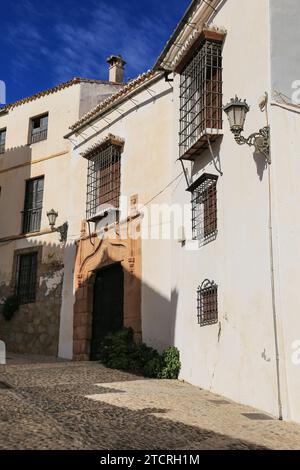 Rue pavée étroite et façades de la ville de Ronda, Malaga, Espagne Banque D'Images