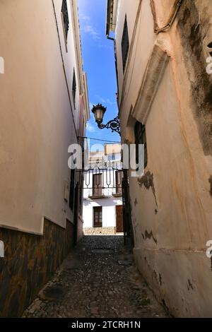 Rue pavée étroite et façades de la ville de Ronda, Malaga, Espagne Banque D'Images