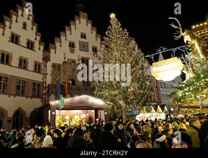 13.12.2023 Frankfurt Impressionen auf dem Frankfurter Weihnachtsmarkt vor dem Römer mit Weihnachtsbaum Sonny - eine Rotfichte aus dem Sauerland Francfort main Hessen Deutschland *** 13 12 2023 Frankfurt impressions au marché de Noël de Francfort devant le Römer avec sapin de Noël Sonny une épinette rouge du Sauerland Frankfurt main Hessen Allemagne Banque D'Images