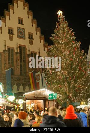 13.12.2023 Frankfurt Impressionen auf dem Frankfurter Weihnachtsmarkt vor dem Römer mit Weihnachtsbaum Sonny - eine Rotfichte aus dem Sauerland und Europa Deutschland Hessen Israel Fahnen Frankfurt main Hessen Deutschland *** 13 12 2023 Frankfurt impressions au marché de Noël de Francfort en face de la Römer avec sapin de Noël Sonny une épinette rouge du Sauerland et de l'Europe Allemagne Hesse Israël drapeaux Frankfurt main Hesse Allemagne Banque D'Images