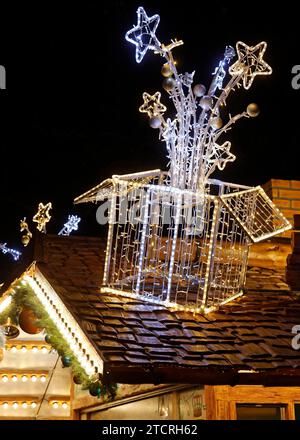 13.12.2023 Frankfurt Impressionen auf dem Frankfurter Weihnachtsmarkt vor dem Römer mit beleuchtetem Weihnachtsschmuck Weihnachtsgeschenk Weihnachtspaket Weihnachtskiste Symbolfoto Frankfurt main Hessen Deutschland *** 13 12 2023 Frankfurt impressions au marché de Noël de Francfort devant le Römer avec Noël illuminé décorations Noël cadeau paquet de Noël boîte de Noël symbole photo Francfort main Hesse Allemagne Banque D'Images