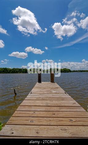 Vue le long d'une petite jetée de pêche en bois au bord du lac Texana au complexe récréatif de Brackenridge dans le comté de Jackson au Texas. Banque D'Images