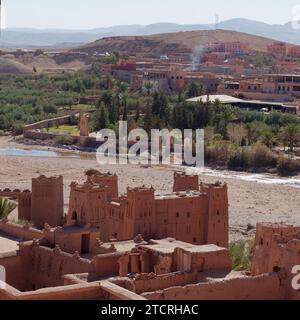Ait Benhaddou, village classé au patrimoine mondial de l'UNESCO avec briques de boue ou architecture en terre cuite, lieu de tournage et route historique des caravanes. 13 décembre 2023 Banque D'Images