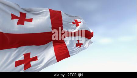 Drapeau national de la Géorgie agitant dans le vent par temps clair. Blanc avec une croix rouge, quatre plus petites croix dans chaque quadrant. rendu d'illustration 3d. Grippe Banque D'Images