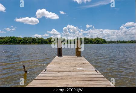 Vue le long d'une petite jetée de pêche en bois au bord du lac Texana au complexe récréatif de Brackenridge dans le comté de Jackson, près d'Edna au Texas. Banque D'Images