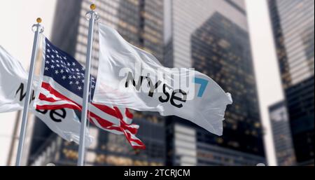 New York, États-Unis, décembre 4 2023 : NYSE et les drapeaux des États-Unis brandissent dans un quartier financier. Industrie financière américaine. Editorial illustratif 3d ill Banque D'Images