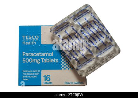 Boîte de Tesco Health Paracetamol 500mg comprimés avec plaquette thermoformée retirée isolée sur fond blanc Banque D'Images