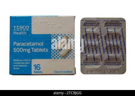 Boîte de Tesco Health Paracetamol 500mg comprimés avec plaquette thermoformée retirée isolée sur fond blanc Banque D'Images