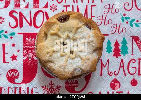 Ensemble de tarte à la pâte à tarte fine riche et décadente de Tesco sur une serviette de Noël Banque D'Images