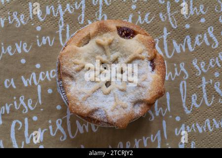 Ensemble de tarte à la pâte à tarte fine riche et décadente de Tesco sur une serviette de Noël Banque D'Images