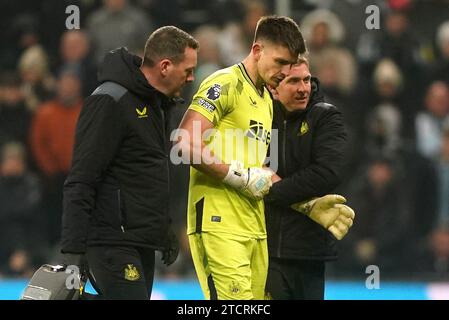 Photo de dossier datée du 02-12-2023 du gardien de but de Newcastle United Nick Pope (au centre) est aidé hors du terrain par le personnel médical après avoir ramassé une blessure. Newcastle et le gardien de but de l'Angleterre Nick Pope a été exclu pendant quatre mois pour une blessure à l'épaule. Date de la photo : Samedi 2 décembre 2023. Date de publication : jeudi 14 décembre 2023. Banque D'Images
