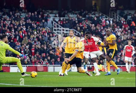 Photo de dossier datée du 02-12-2023 de Bukayo Saka de l'Arsenal marque le but d'ouverture du match lors du match de Premier League à l'Emirates Stadium de Londres. Arsenal a ouvert une avance de quatre points au sommet de la Premier League alors que deux premiers buts se sont révélés suffisants pour voir Wolves 2-1 à l'Emirates Stadium. Date de publication : jeudi 14 décembre 2023. Banque D'Images