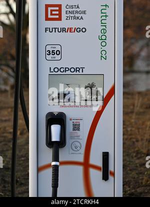 Lancement du Logport Prague West durable avec des bornes de recharge publiques CEZ ultra-rapides pour véhicules électriques avec la technologie Split d'ABB, à Jino Banque D'Images