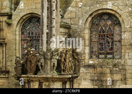 Sculpture ancienne en pierre de l'enceinte paroissiale de Saint-Thégonnec en Bretagne, France Banque D'Images