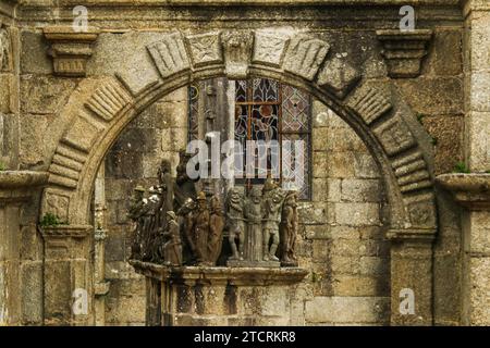 Sculpture ancienne en pierre de l'enceinte paroissiale de Saint-Thégonnec en Bretagne, France Banque D'Images