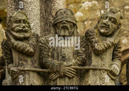 Sculpture ancienne en pierre de l'enceinte paroissiale de Saint-Thégonnec en Bretagne, France Banque D'Images