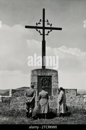 Adolf Hitler est représenté sur cette photographie visitant le mémorial de la guerre à Hiltpoltstein, en Suisse franconienne, capturée dans l'image intitulée 'Der Führer in Franklen'. Le moment met en lumière une démonstration propagandiste de mémoire et de patriotisme, la présence d'Hitler sur ce site important servant à renforcer le récit du régime nazi. Banque D'Images